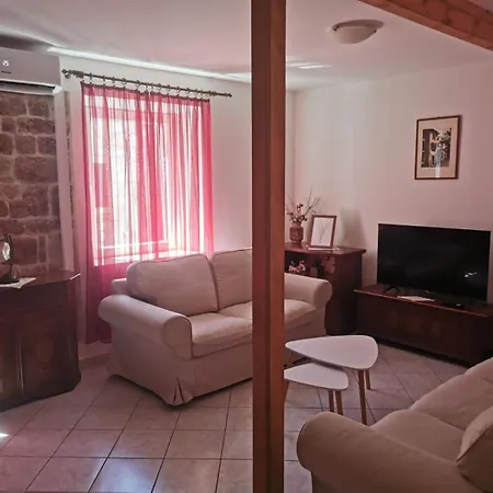 Apartman Luka Holiday home *